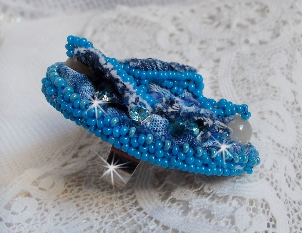 Anel Far West em denim bordado com contas semi-preciosas La Sodalite, Jade e outras contas