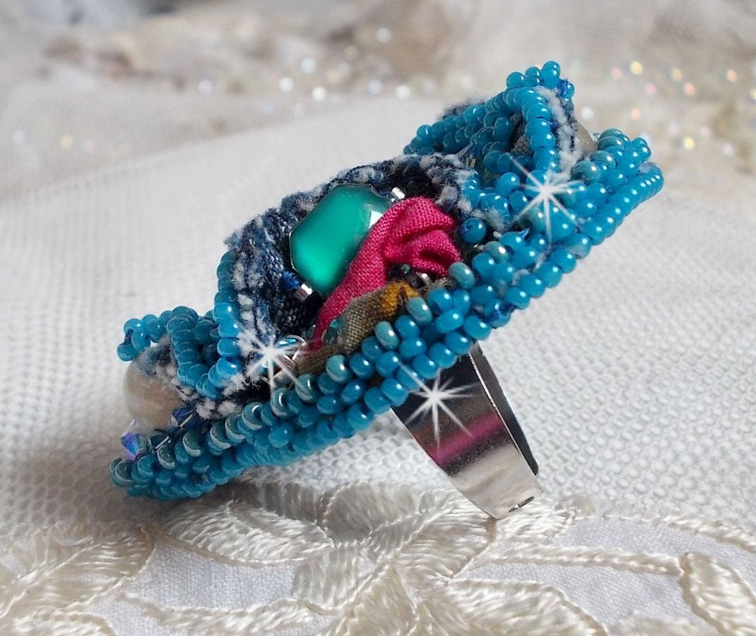 Anel Far West em denim bordado com contas semi-preciosas La Sodalite, Jade e outras contas