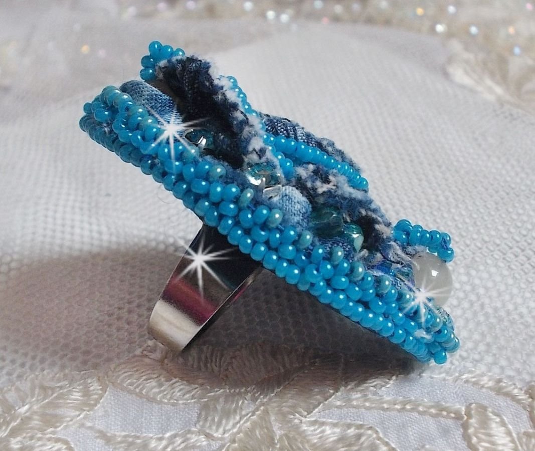 Anel Far West em denim bordado com contas semi-preciosas La Sodalite, Jade e outras contas