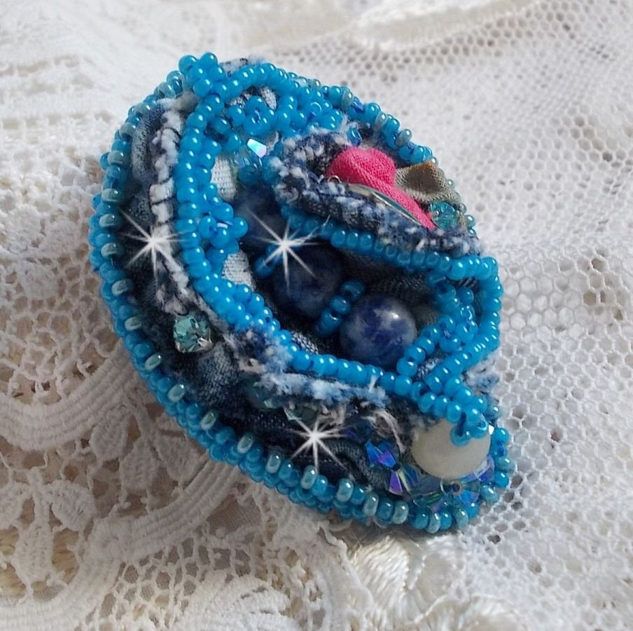 Anel Far West em denim bordado com contas semi-preciosas La Sodalite, Jade e outras contas