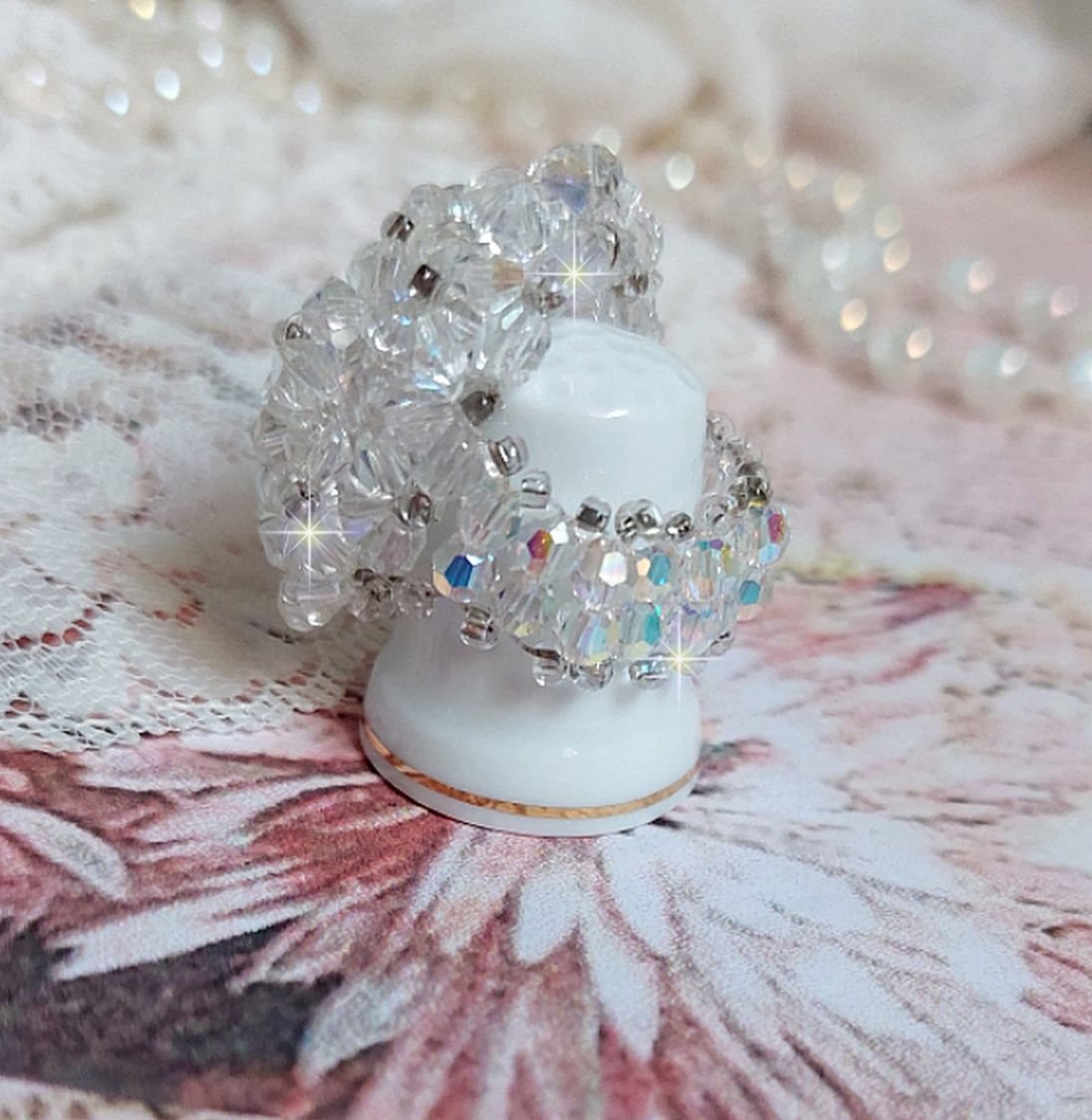 Anel de bando com facetas e pião em cristal Swarovski