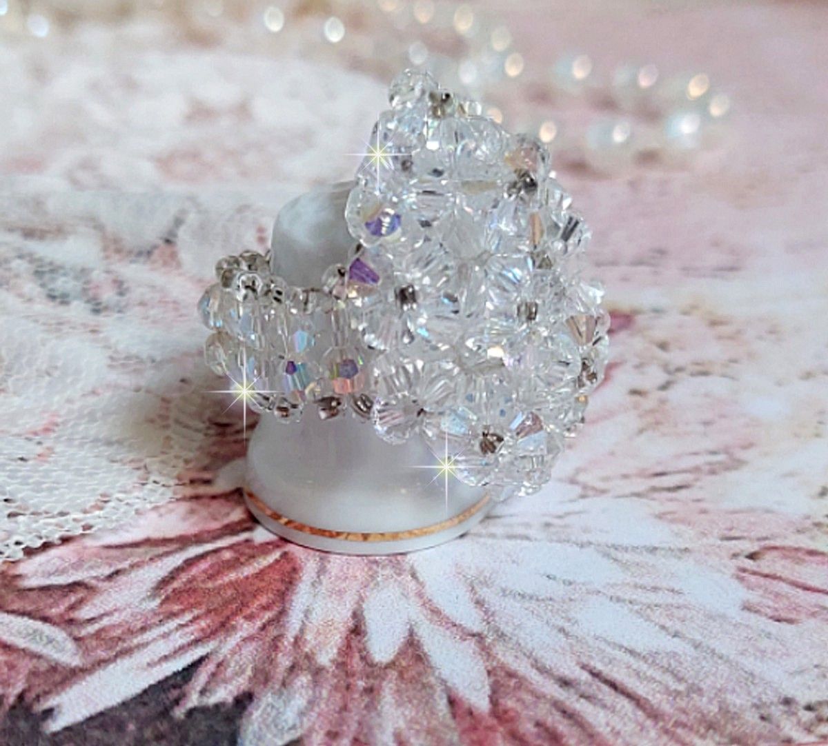 Anel de bando com facetas e pião em cristal Swarovski
