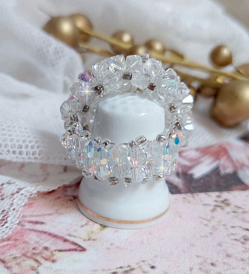 Anel de bando com facetas e pião em cristal Swarovski