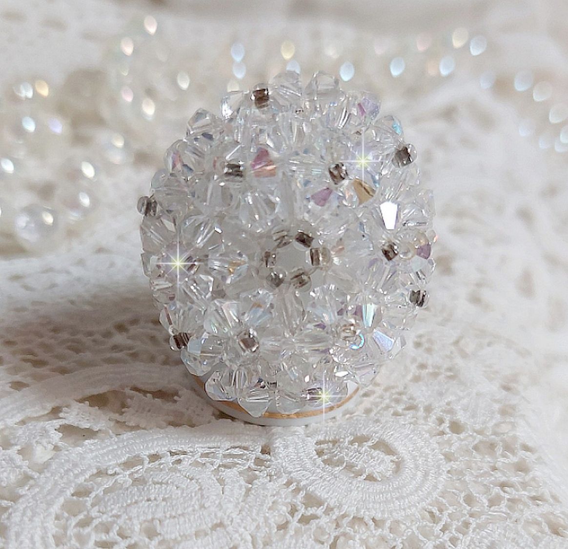 Anel de bando com facetas e pião em cristal Swarovski