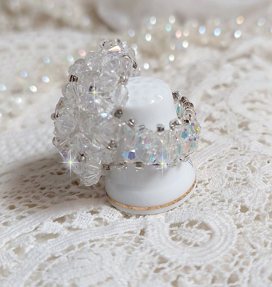 Anel de bando com facetas e pião em cristal Swarovski