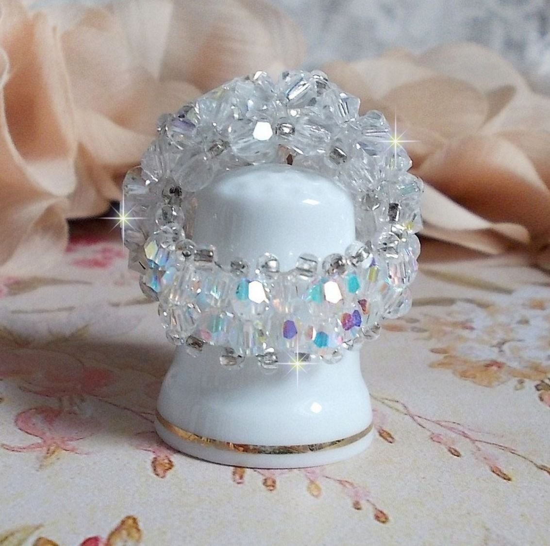 Anel de bando com facetas e pião em cristal Swarovski