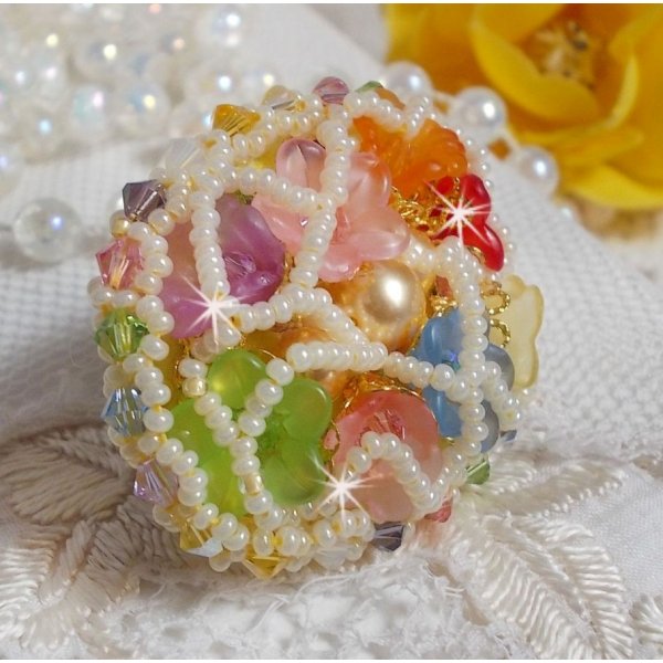 Bague Garden Flowers brod&eacute;e avec des cristaux de Swarovski, des fleurs Lucite et des rocailles