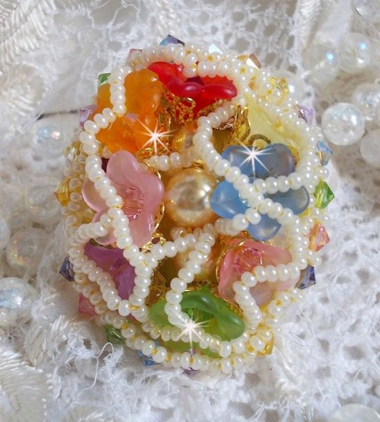 Bague Garden Flowers brod&eacute;e avec des cristaux de Swarovski, des fleurs Lucite et des rocailles