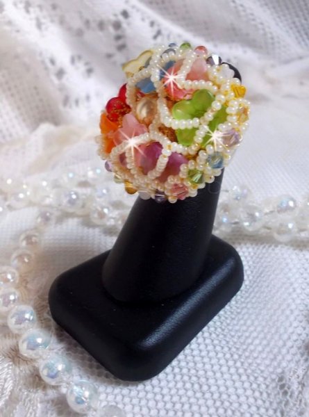 Bague Garden Flowers brod&eacute;e avec des cristaux de Swarovski, des fleurs Lucite et des rocailles