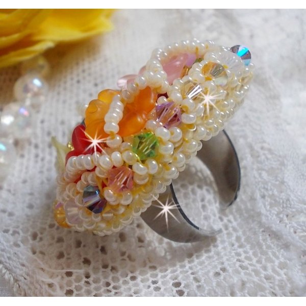 Bague Garden Flowers brod&eacute;e avec des cristaux de Swarovski, des fleurs Lucite et des rocailles