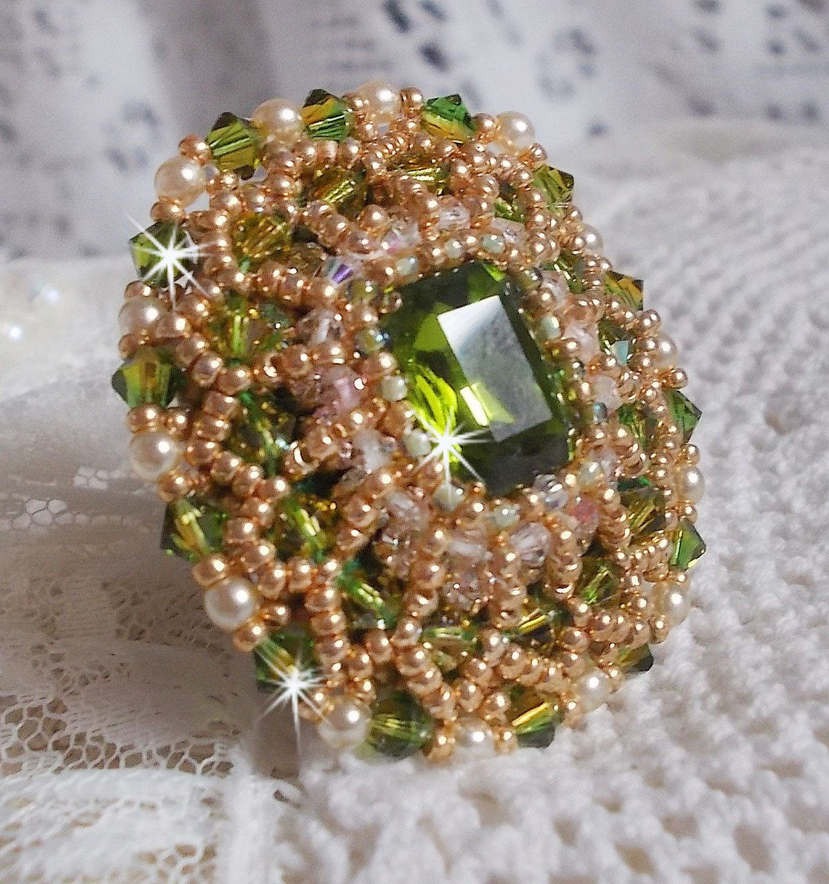 Anel Garden Party bordado com um cabochon de cristal boémio dos anos 60, cristais Swarovski, contas de pérolas e contas de sementes 