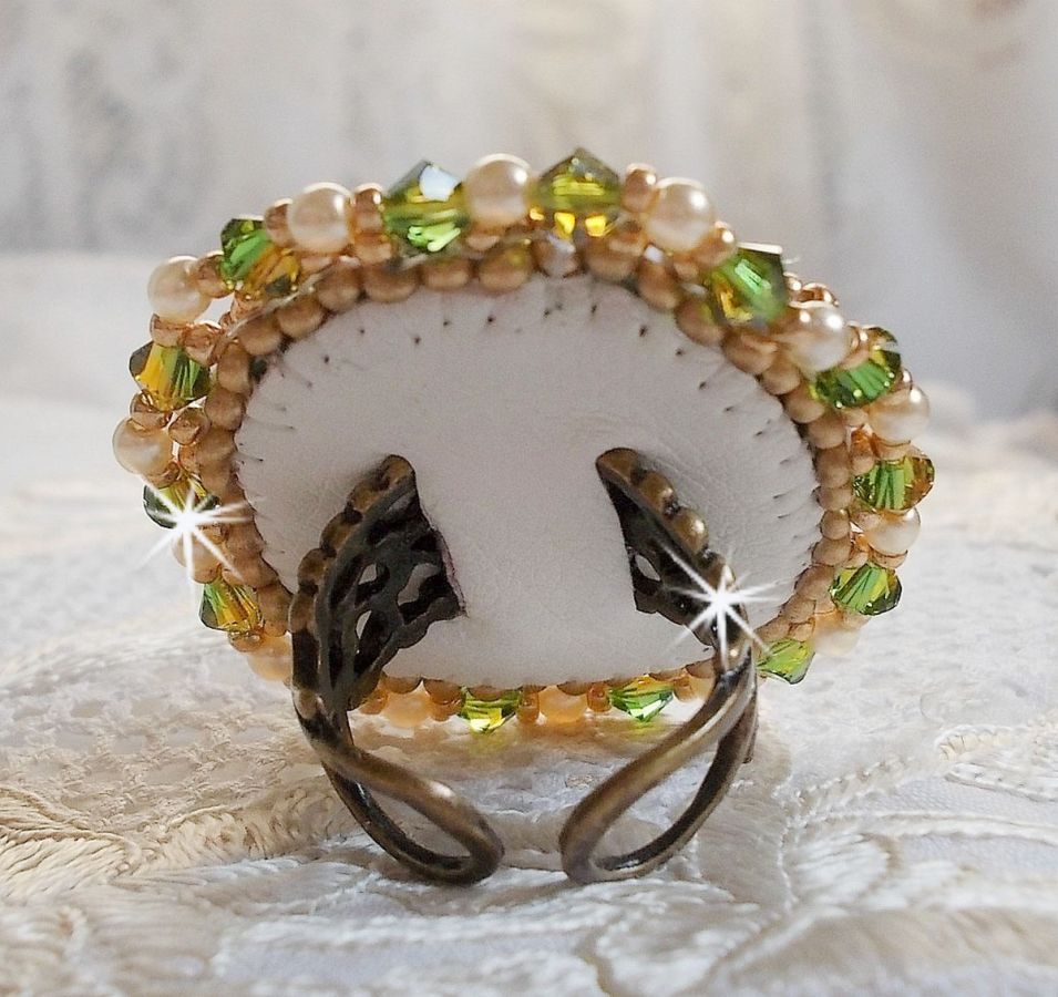 Anel Garden Party bordado com um cabochon de cristal boémio dos anos 60, cristais Swarovski, contas de pérolas e contas de sementes 