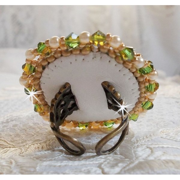 Anel Garden Party bordado com um cabochon de cristal bo&eacute;mio dos anos 60, cristais Swarovski, contas de p&eacute;rolas e contas de sementes 