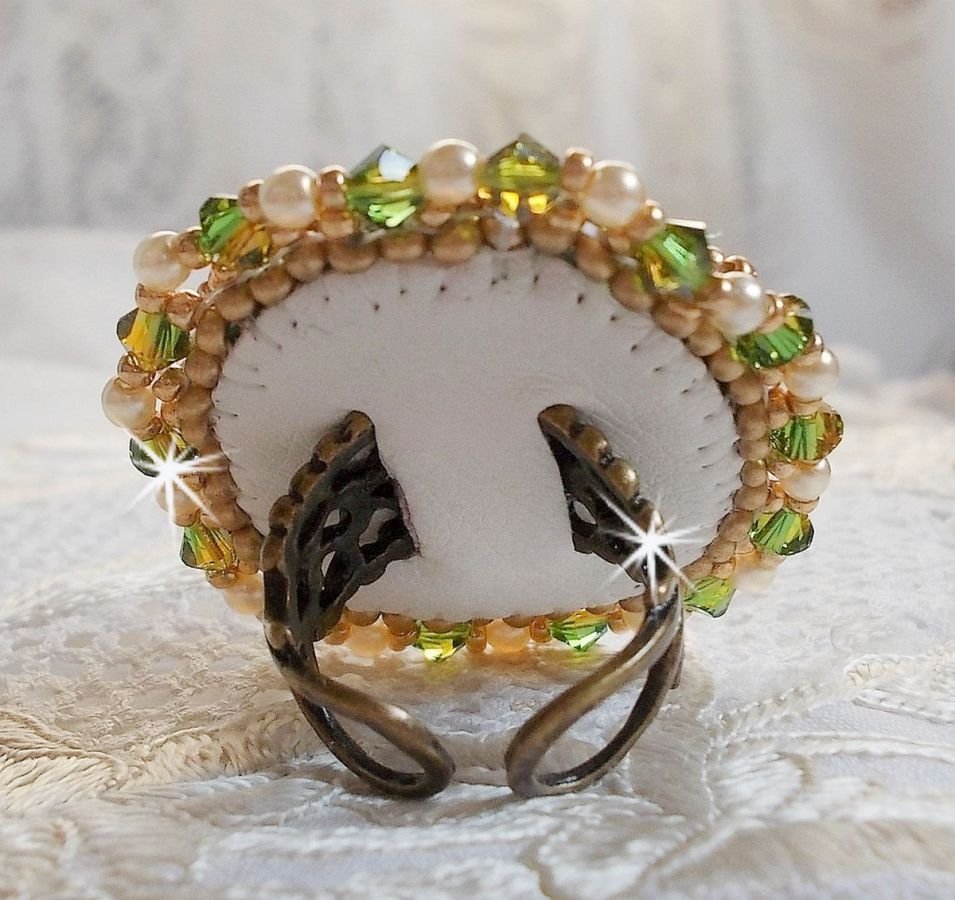 Anel Garden Party bordado com um cabochon de cristal boémio dos anos 60, cristais Swarovski, contas de pérolas e contas de sementes 