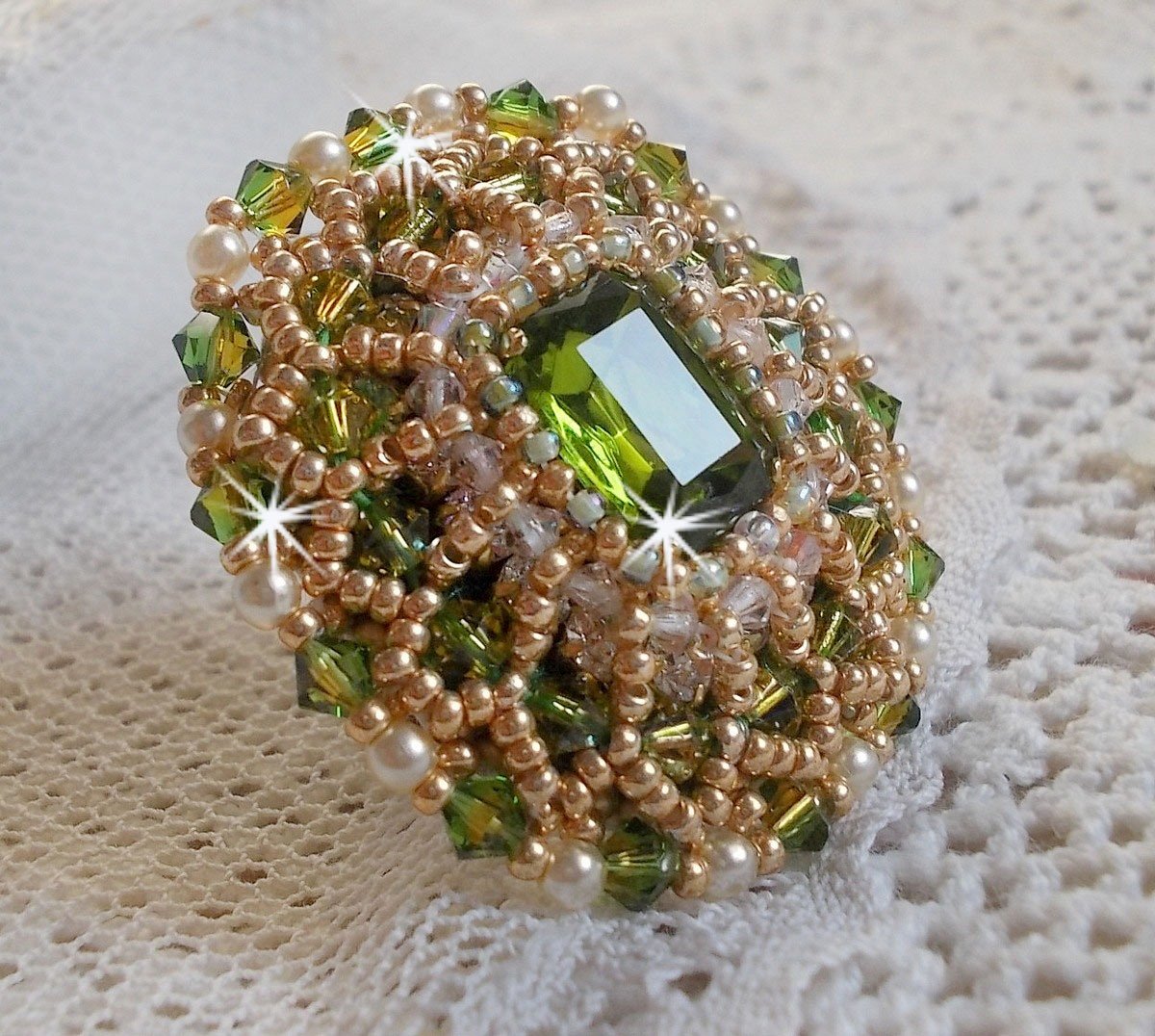 Anel Garden Party bordado com um cabochon de cristal boémio dos anos 60, cristais Swarovski, contas de pérolas e contas de sementes 