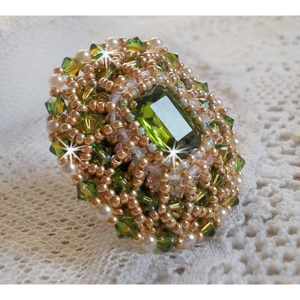 Anel Garden Party bordado com um cabochon de cristal bo&eacute;mio dos anos 60, cristais Swarovski, contas de p&eacute;rolas e contas de sementes 