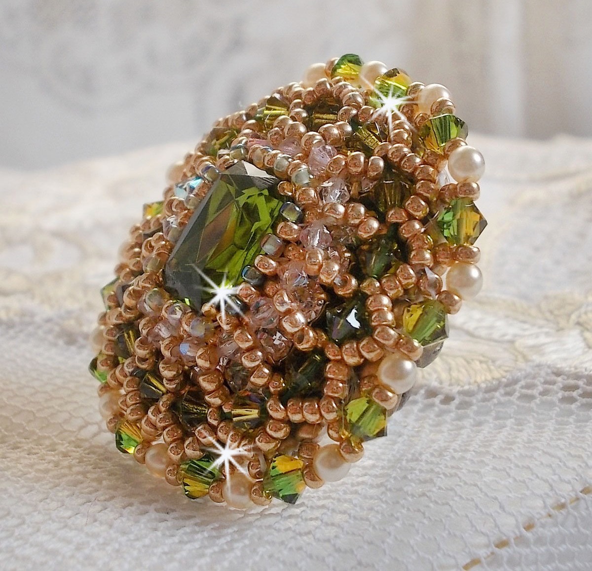 Anel Garden Party bordado com um cabochon de cristal boémio dos anos 60, cristais Swarovski, contas de pérolas e contas de sementes 