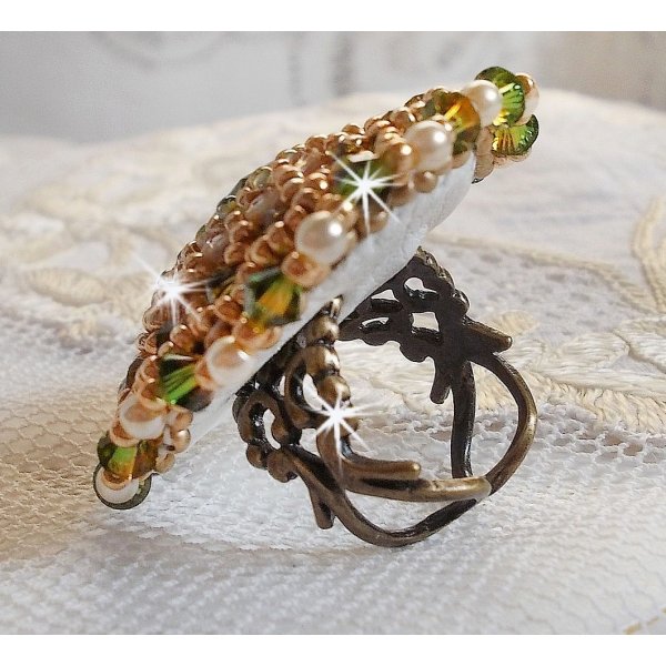 Anel Garden Party bordado com um cabochon de cristal bo&eacute;mio dos anos 60, cristais Swarovski, contas de p&eacute;rolas e contas de sementes 