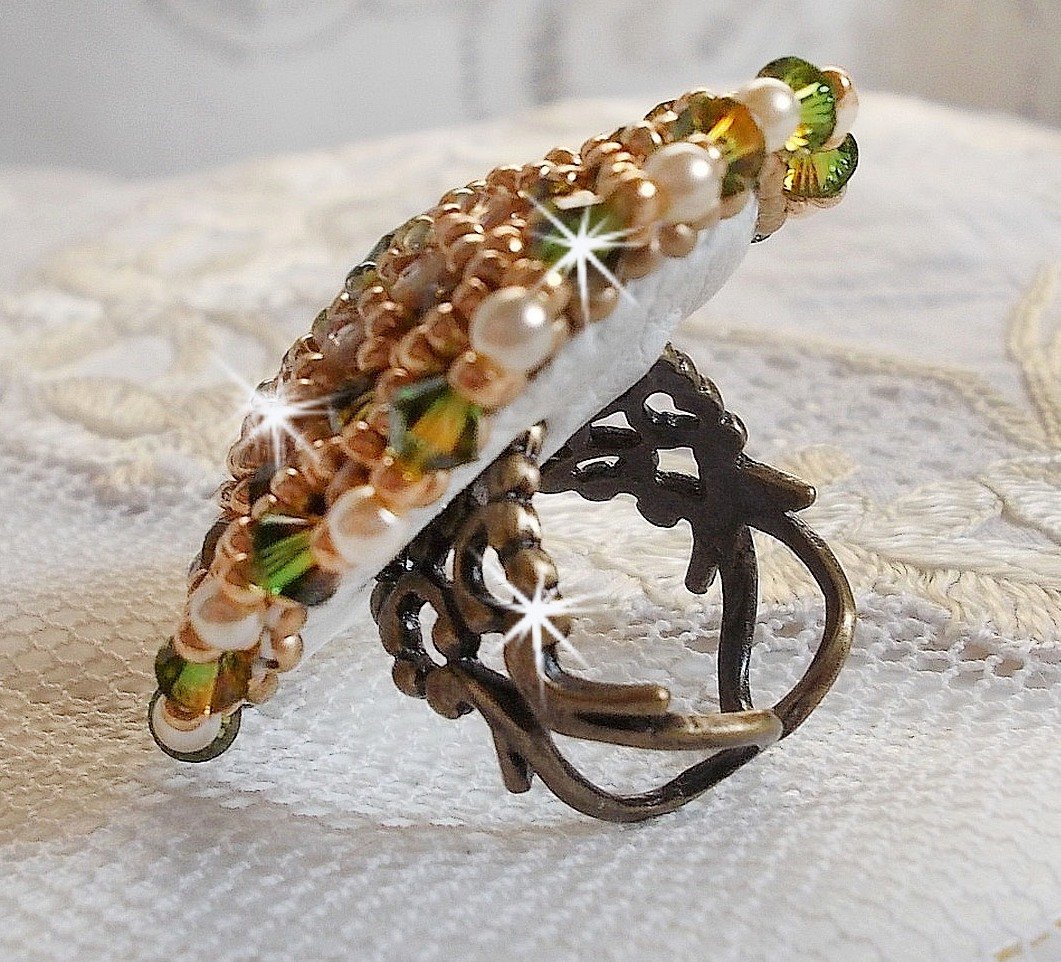 Anel Garden Party bordado com um cabochon de cristal boémio dos anos 60, cristais Swarovski, contas de pérolas e contas de sementes 