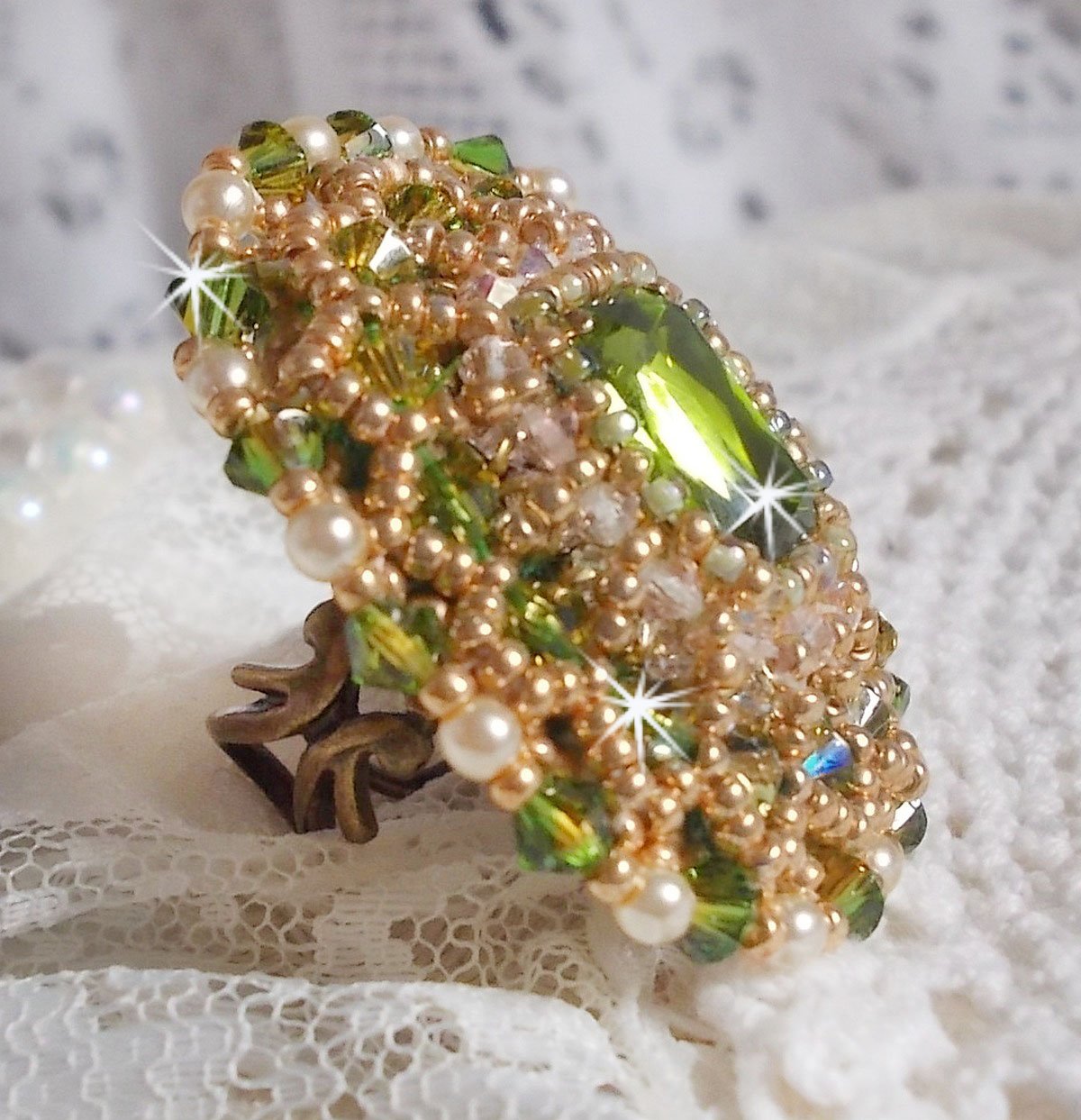 Anel Garden Party bordado com um cabochon de cristal boémio dos anos 60, cristais Swarovski, contas de pérolas e contas de sementes 