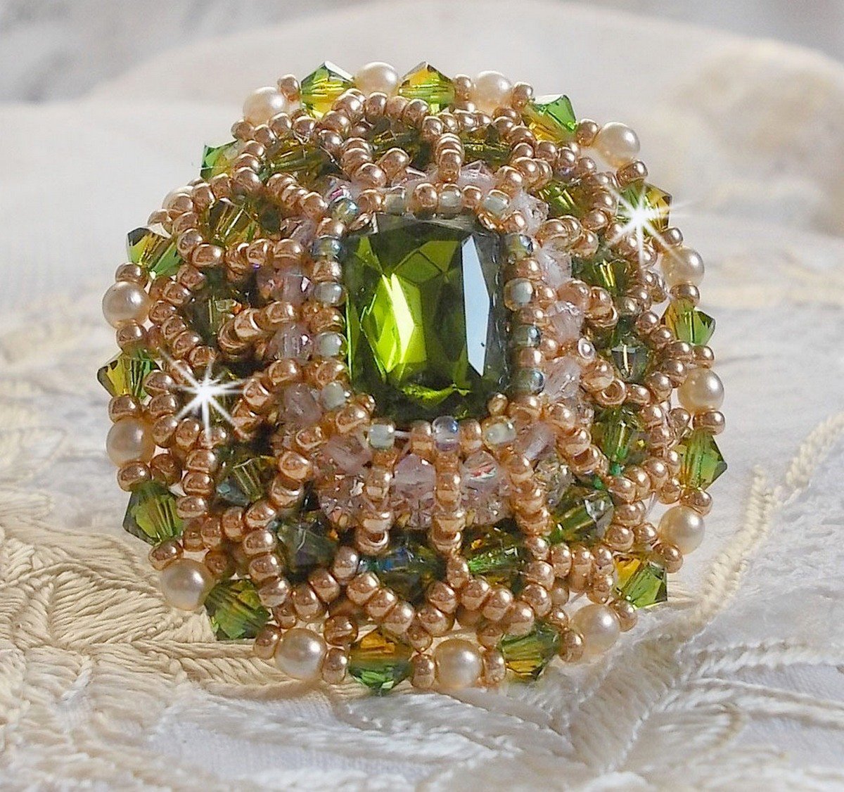 Anel Garden Party bordado com um cabochon de cristal boémio dos anos 60, cristais Swarovski, contas de pérolas e contas de sementes 