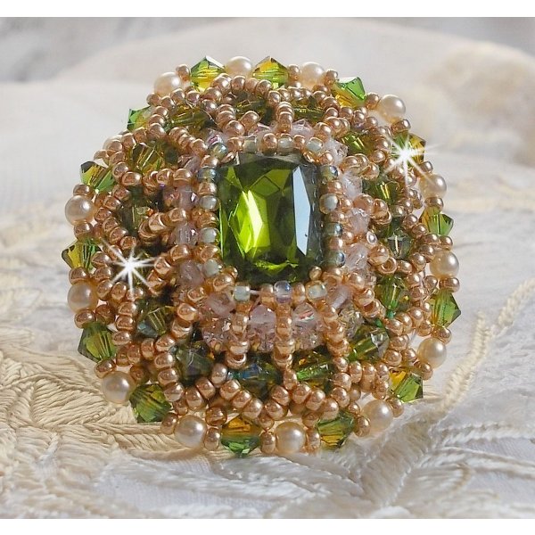 Anel Garden Party bordado com um cabochon de cristal bo&eacute;mio dos anos 60, cristais Swarovski, contas de p&eacute;rolas e contas de sementes 