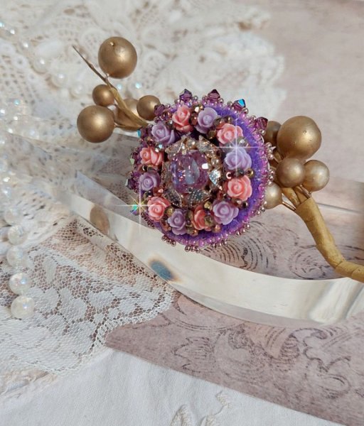 Colar Anel roxo bordado com cristais Swarovski e rosas de resina