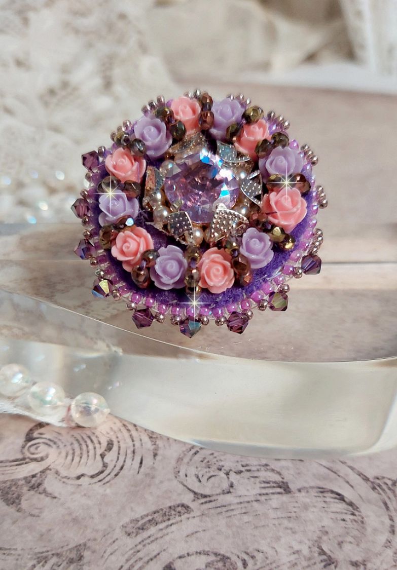 Colar Anel roxo bordado com cristais Swarovski e rosas de resina