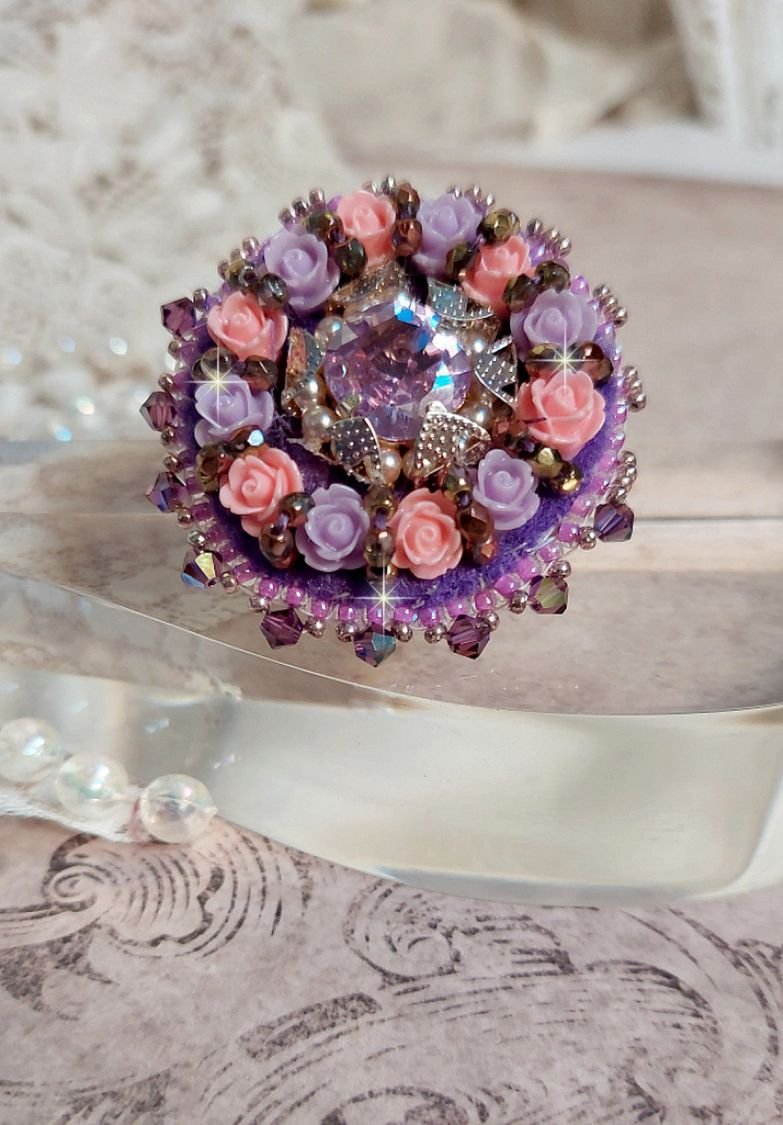 Colar Anel roxo bordado com cristais Swarovski e rosas de resina