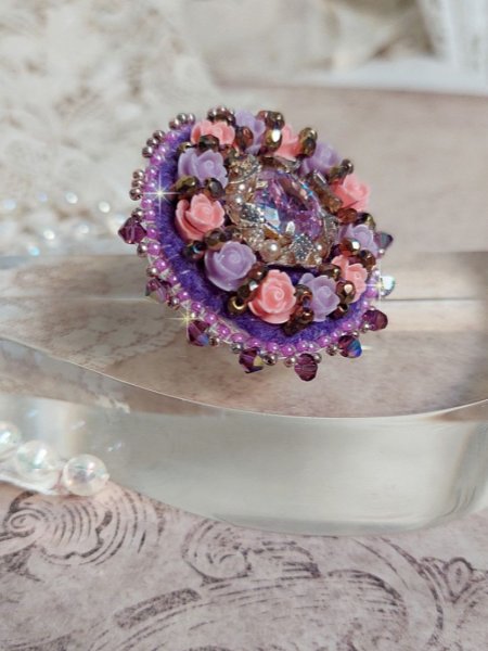 Colar Anel roxo bordado com cristais Swarovski e rosas de resina