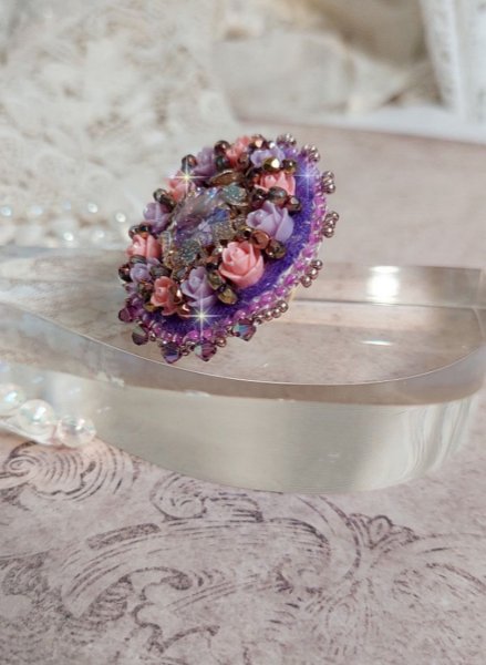 Colar Anel roxo bordado com cristais Swarovski e rosas de resina