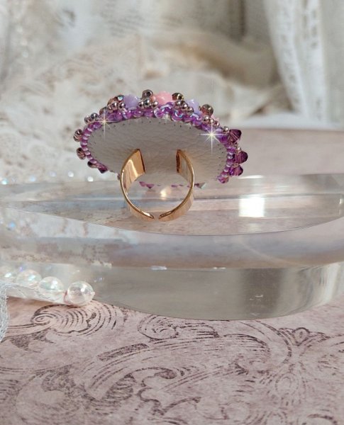 Colar Anel roxo bordado com cristais Swarovski e rosas de resina