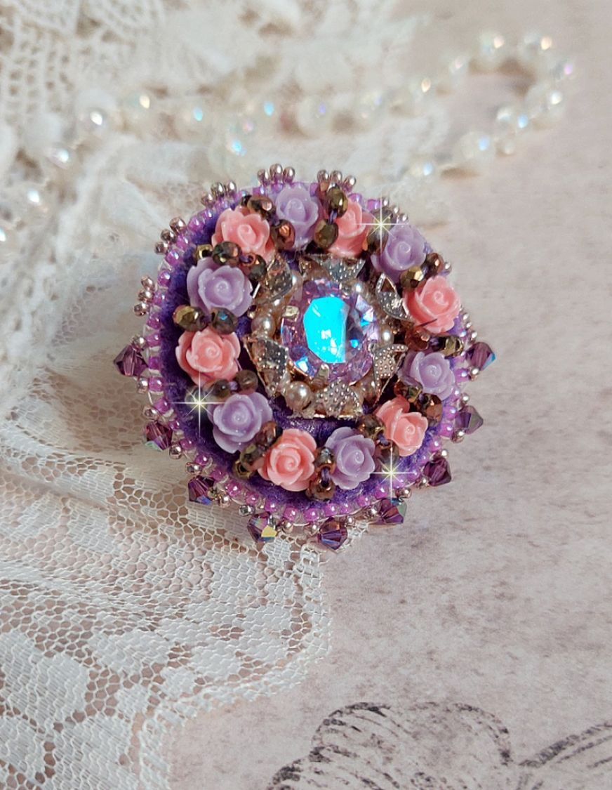 Colar Anel roxo bordado com cristais Swarovski e rosas de resina