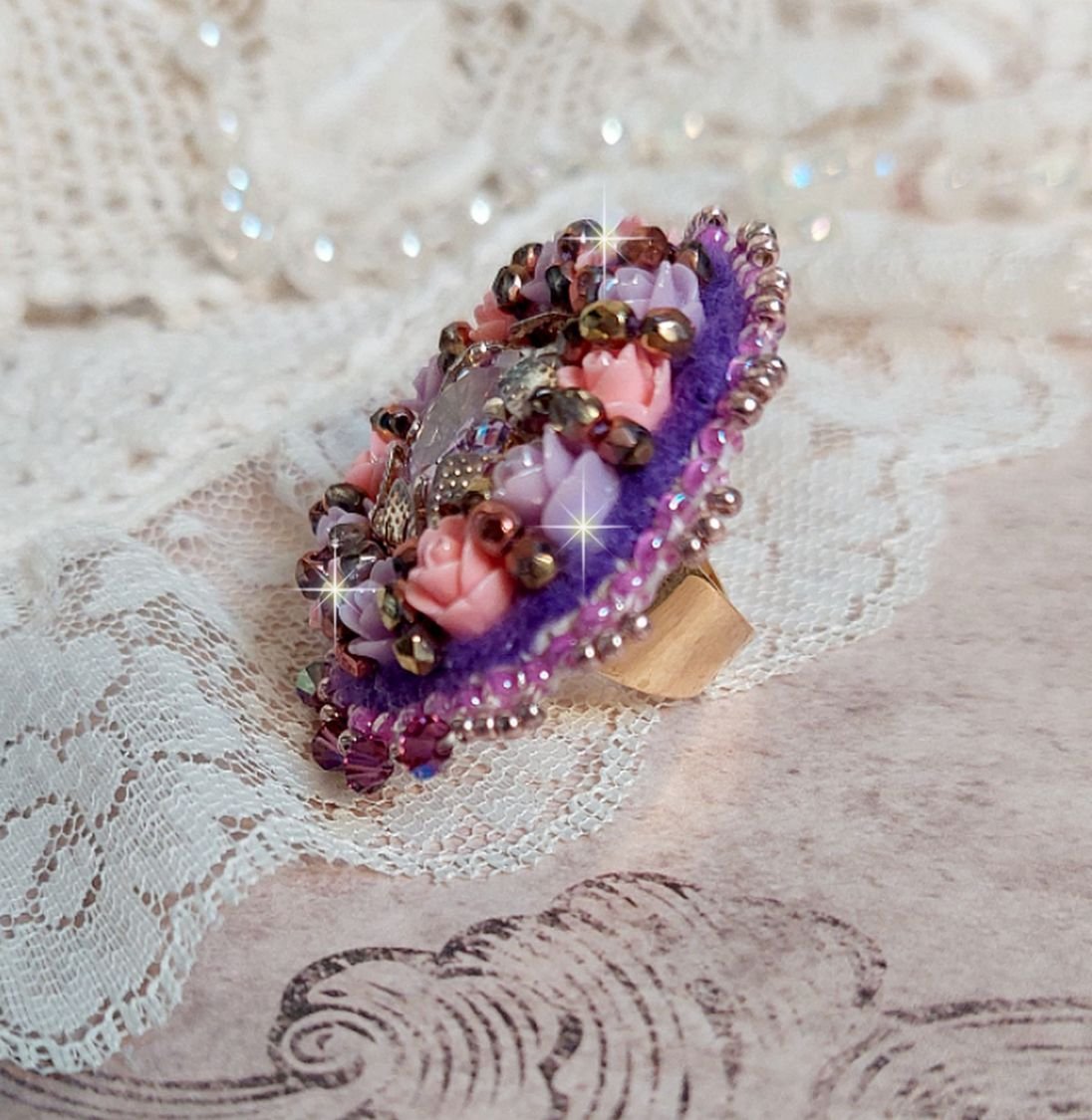 Colar Anel roxo bordado com cristais Swarovski e rosas de resina