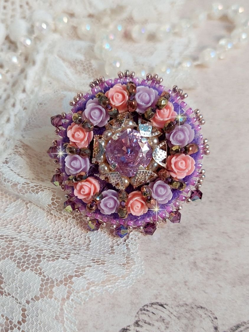 Colar Anel roxo bordado com cristais Swarovski e rosas de resina