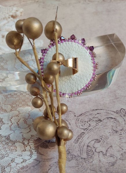 Colar Anel roxo bordado com cristais Swarovski e rosas de resina