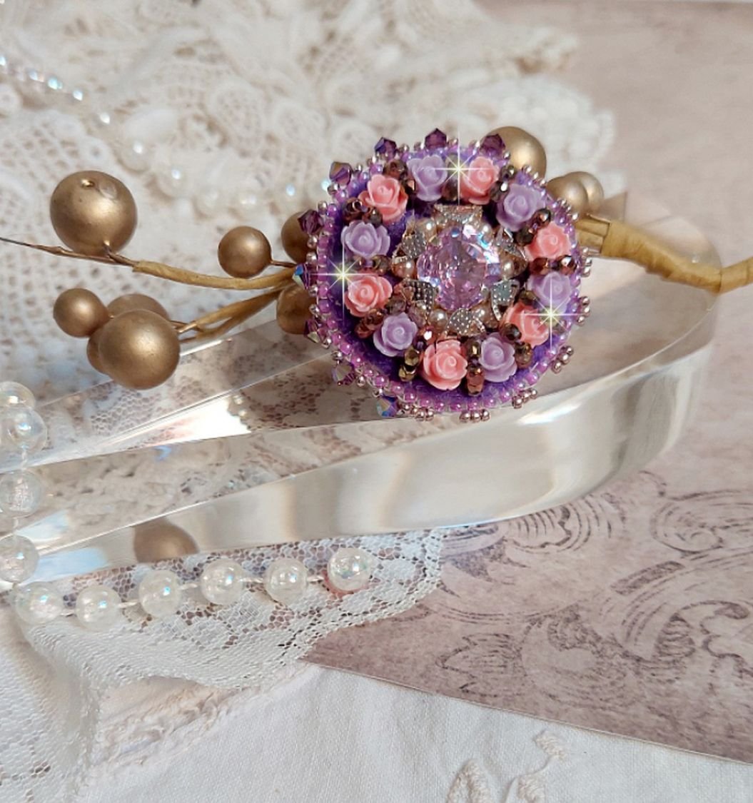 Colar Anel roxo bordado com cristais Swarovski e rosas de resina