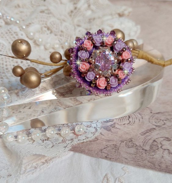 Colar Anel roxo bordado com cristais Swarovski e rosas de resina