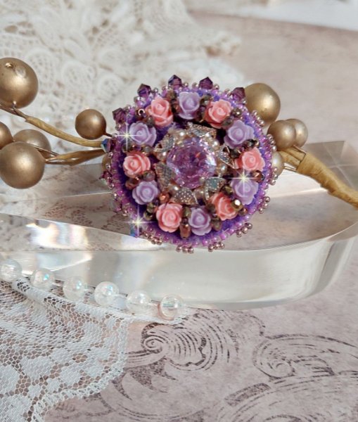 Colar Anel roxo bordado com cristais Swarovski e rosas de resina