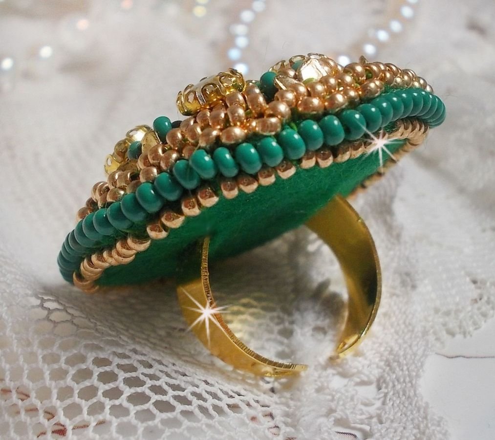Anel de íris verde bordado com um cabochon Mirror com tagarelas de cristal Swarovski