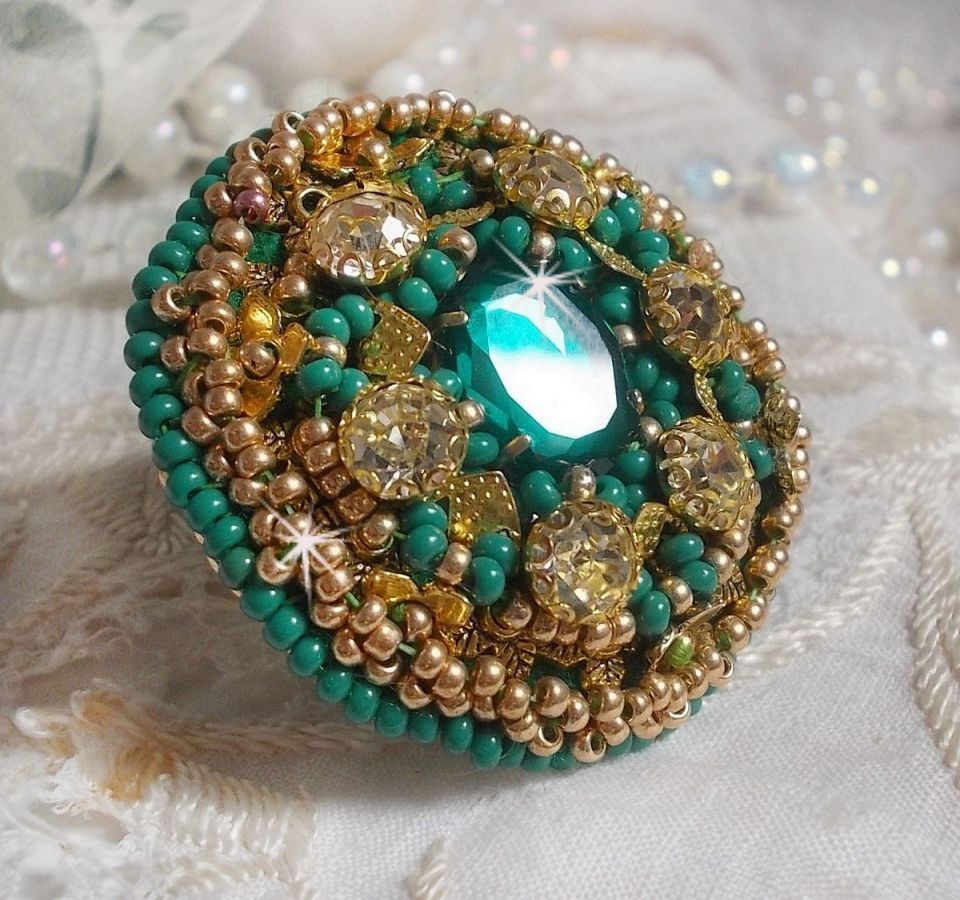 Anel de íris verde bordado com um cabochon Mirror com tagarelas de cristal Swarovski