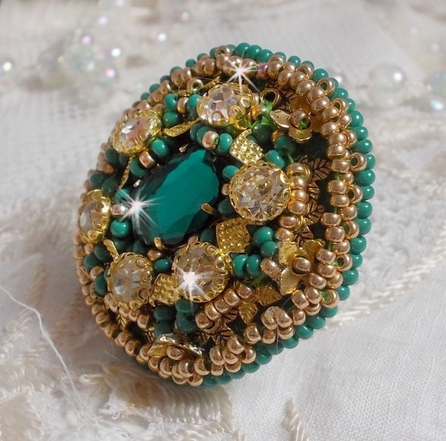 Anel de íris verde bordado com um cabochon Mirror com tagarelas de cristal Swarovski
