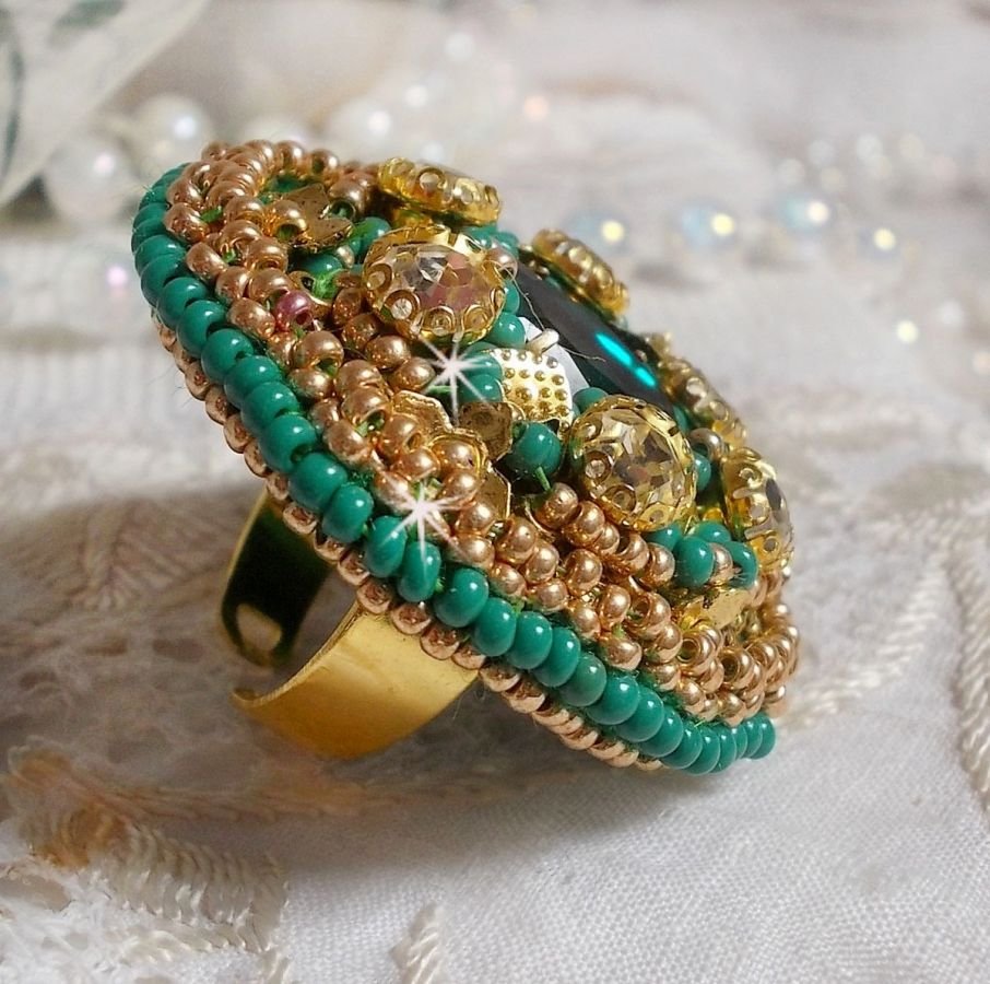 Anel de íris verde bordado com um cabochon Mirror com tagarelas de cristal Swarovski