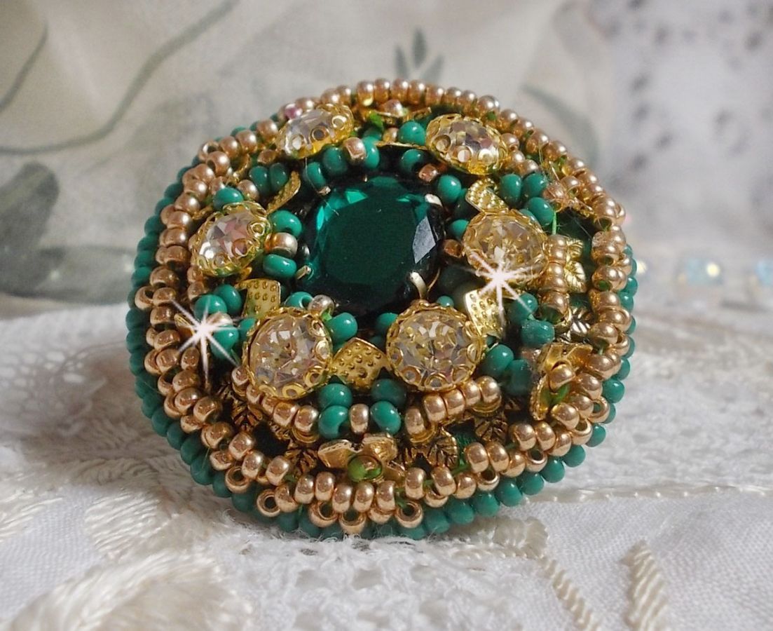 Anel de íris verde bordado com um cabochon Mirror com tagarelas de cristal Swarovski