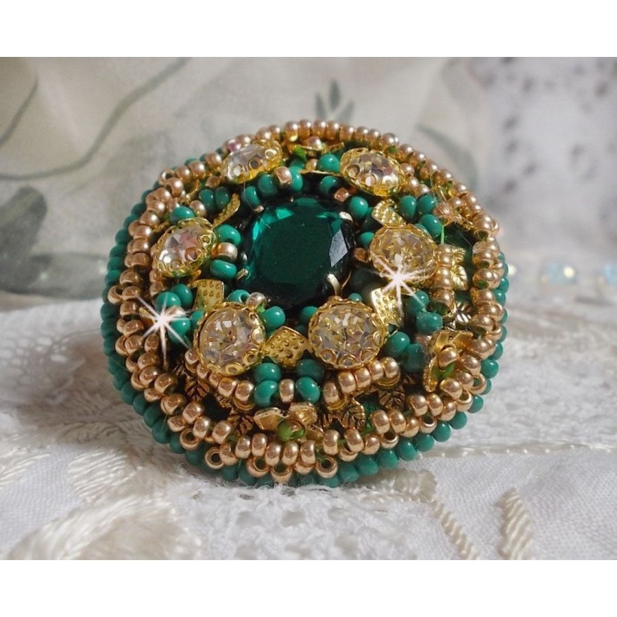 Anel de íris verde bordado com um cabochon Mirror com tagarelas de cristal Swarovski