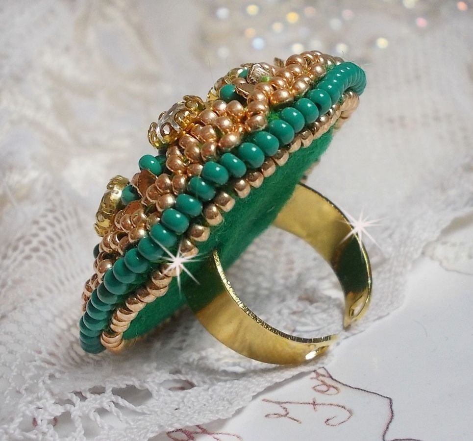 Anel de íris verde bordado com um cabochon Mirror com tagarelas de cristal Swarovski
