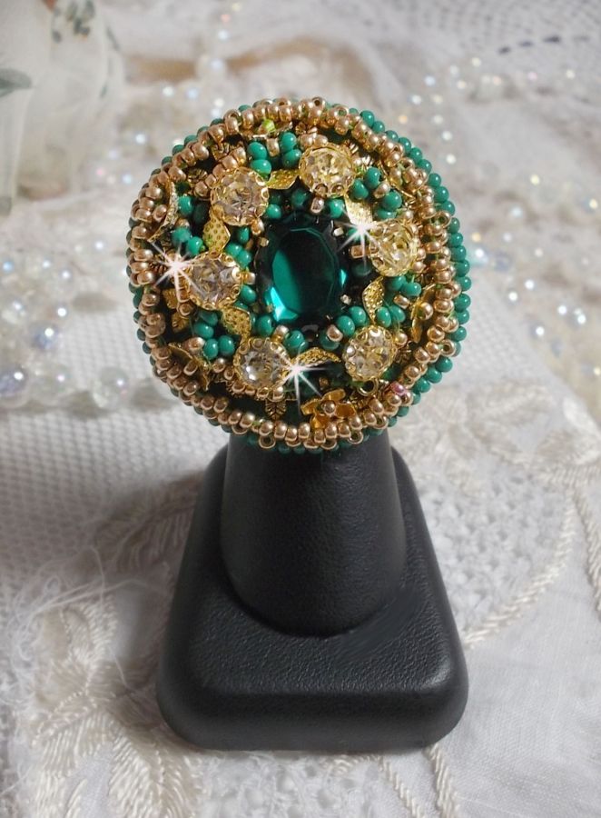 Anel de íris verde bordado com um cabochon Mirror com tagarelas de cristal Swarovski