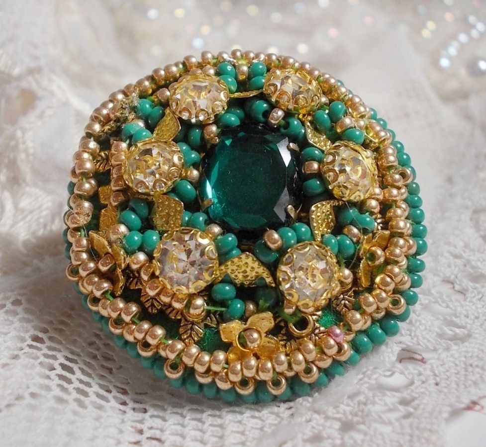 Anel de íris verde bordado com um cabochon Mirror com tagarelas de cristal Swarovski