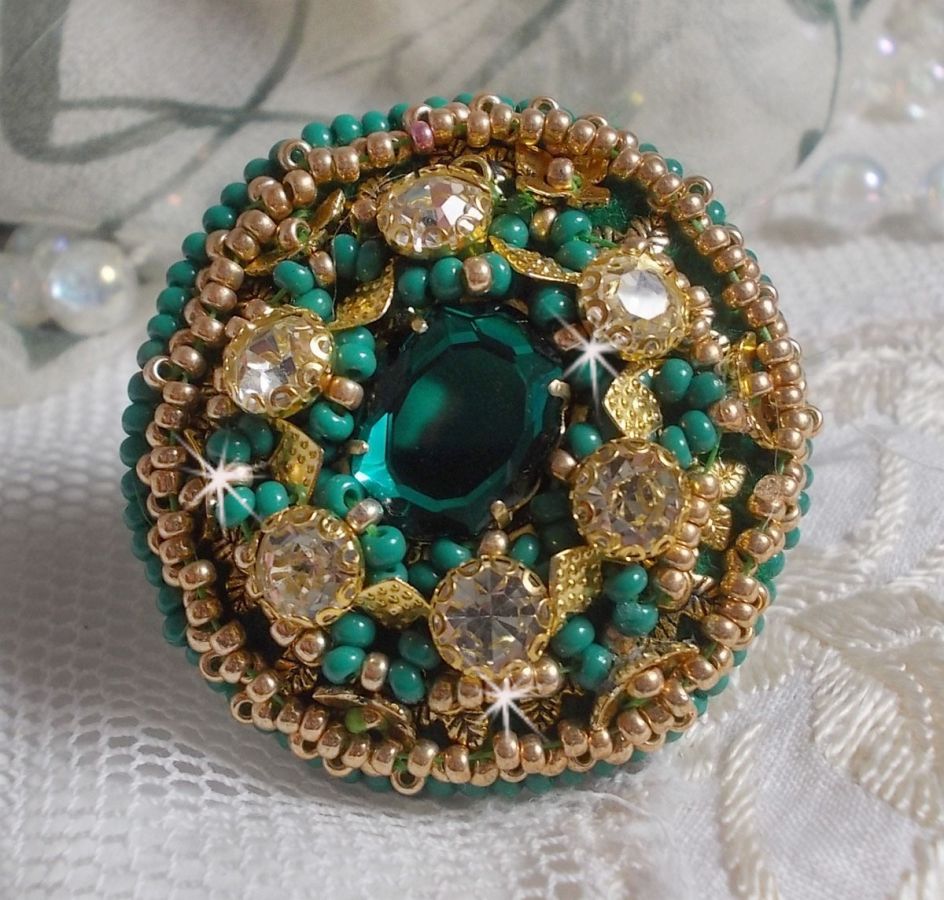 Anel de íris verde bordado com um cabochon Mirror com tagarelas de cristal Swarovski