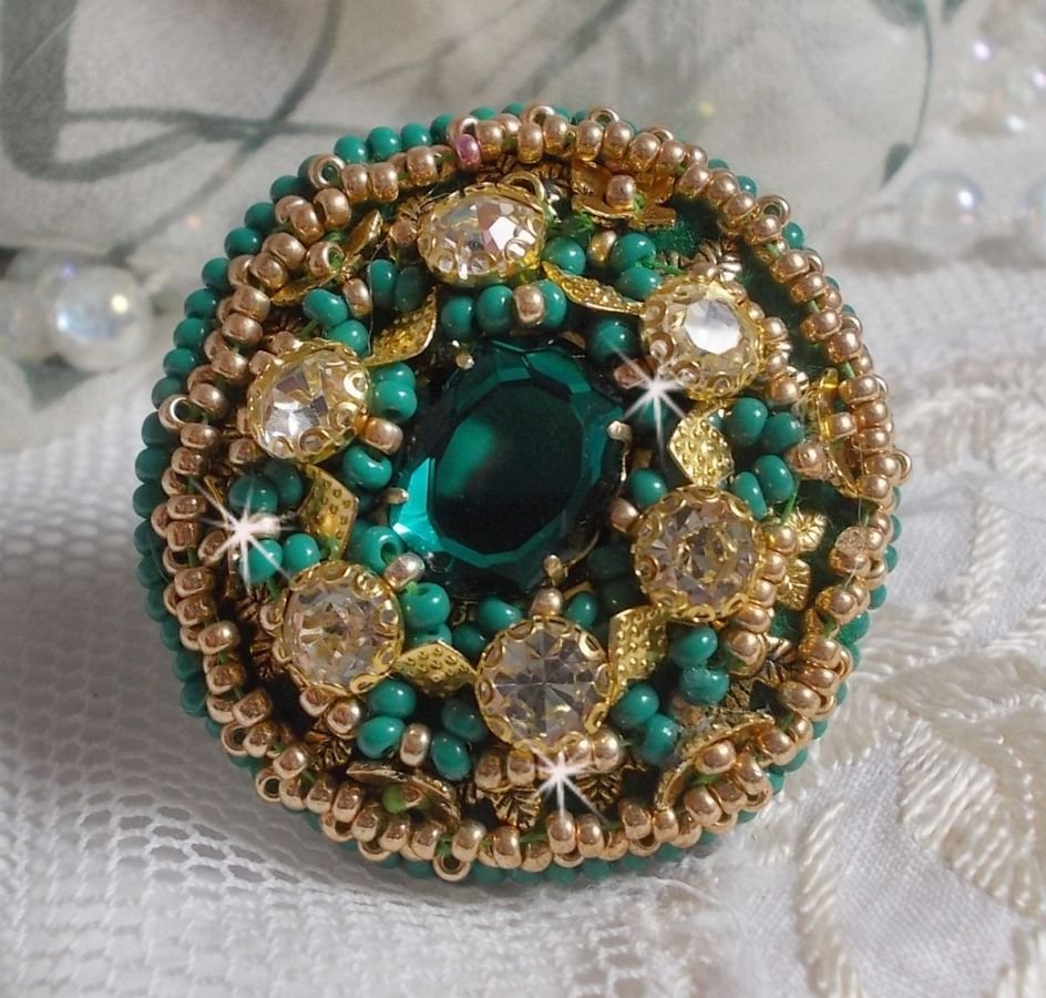 Anel de íris verde bordado com um cabochon Mirror com tagarelas de cristal Swarovski